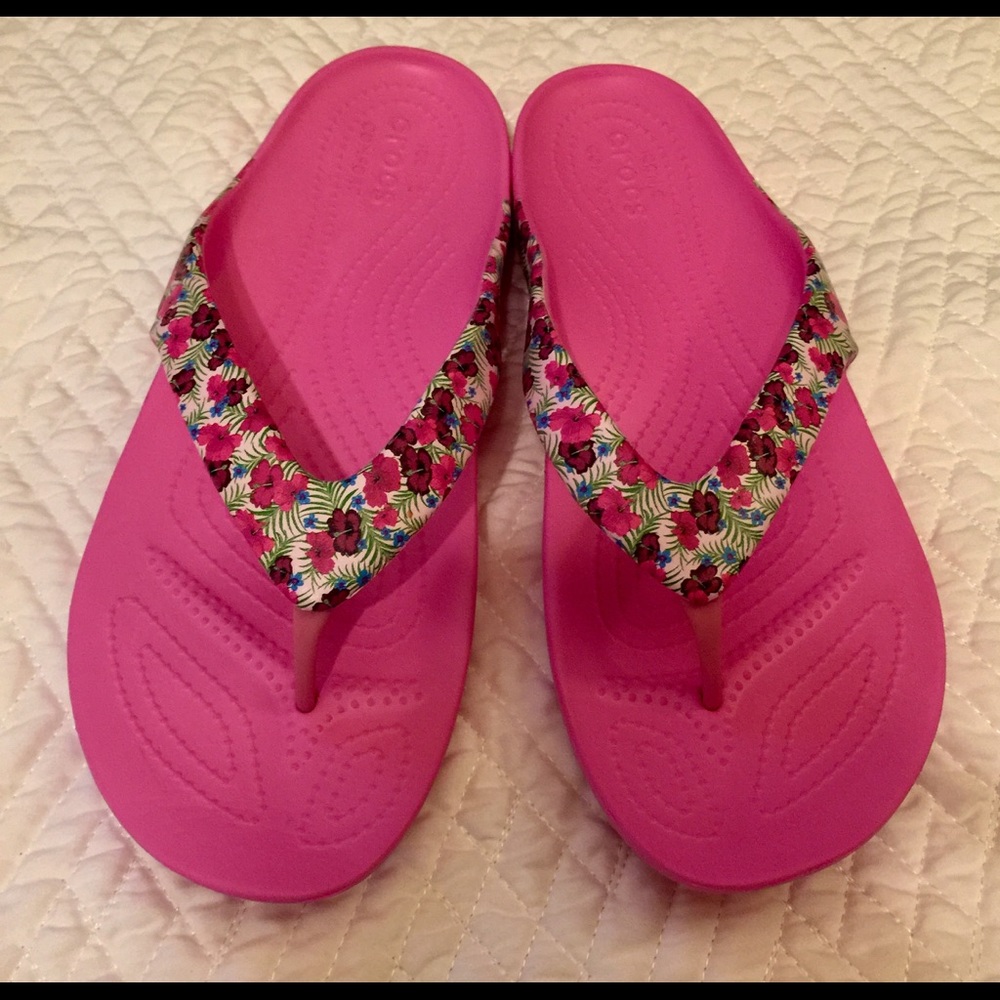 crocs floral pink flops